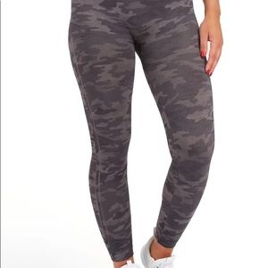 Spanx Look At Me Now Seamless Leggings